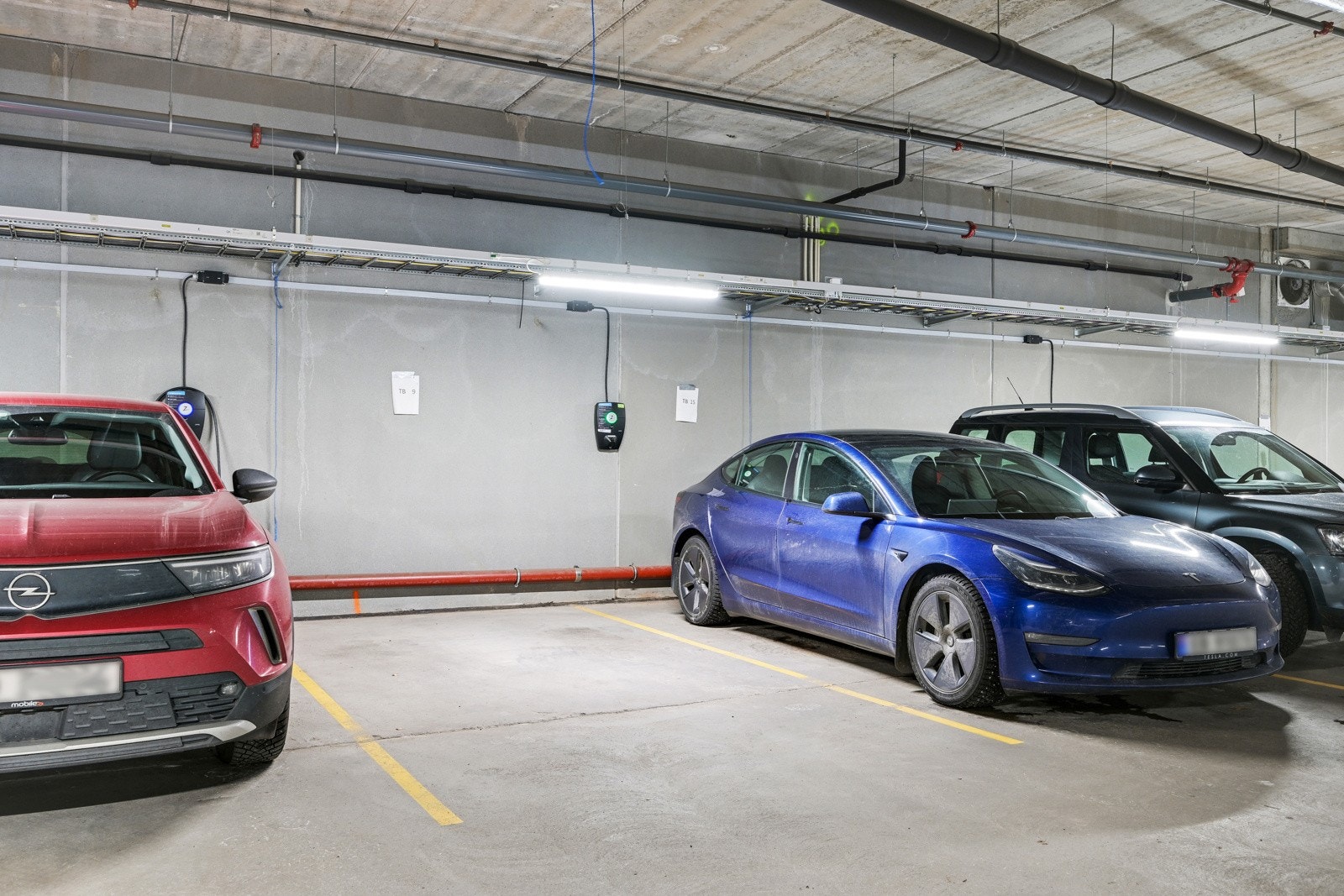 I tillegg er det parkeringsplass i felles garasjekjeller og en bod i kjelleren. Galleribilde