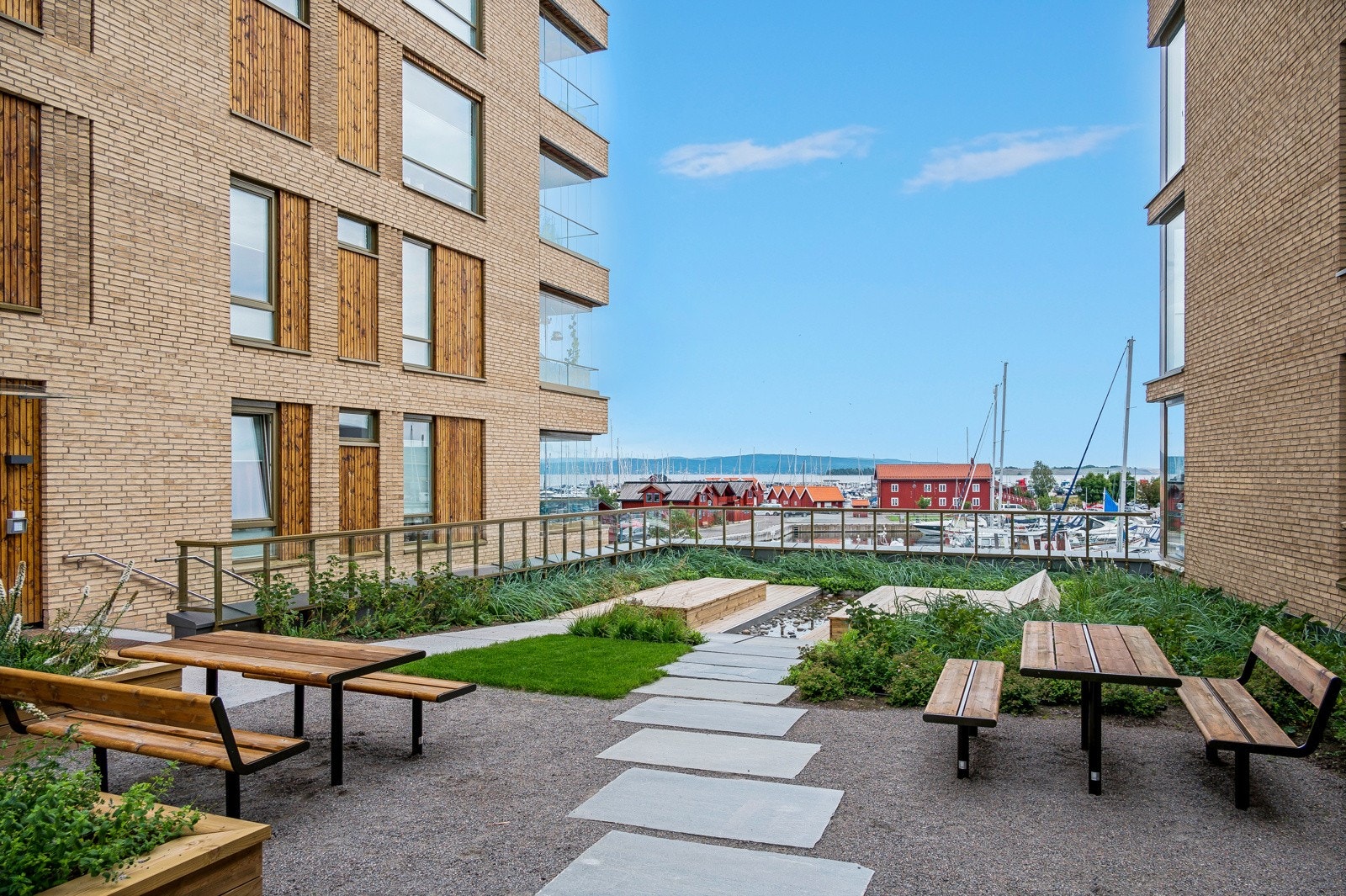 Det er umiddelbar nærhet til sjøen og båthavna. Byen er kjent for sitt idylliske båt- og bryggeliv, hvor man kan spasere langs bryggekanten og nyte utsikten mot fjorden. Galleribilde