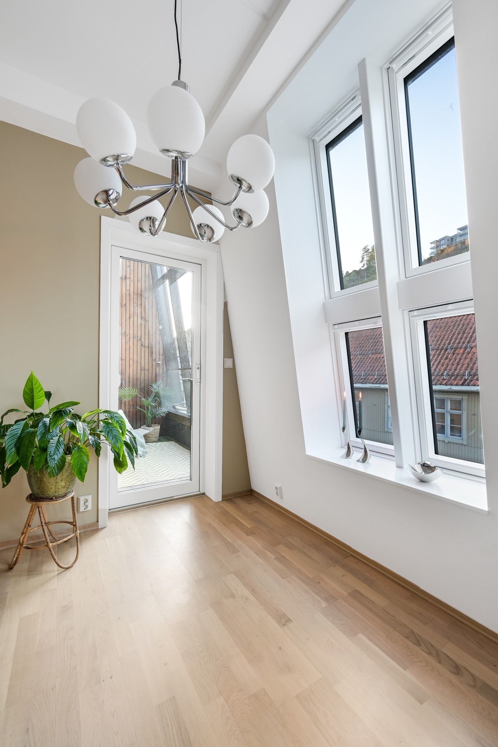 Fra stuen er det utgang til en sydvestvendt balkong. Galleribilde