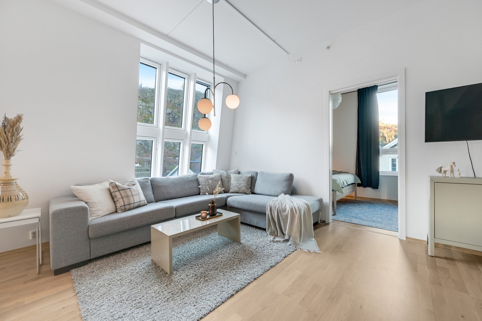 Stuen er meget innbydende og åpen med mange møbleringsmuligheter. Galleribilde
