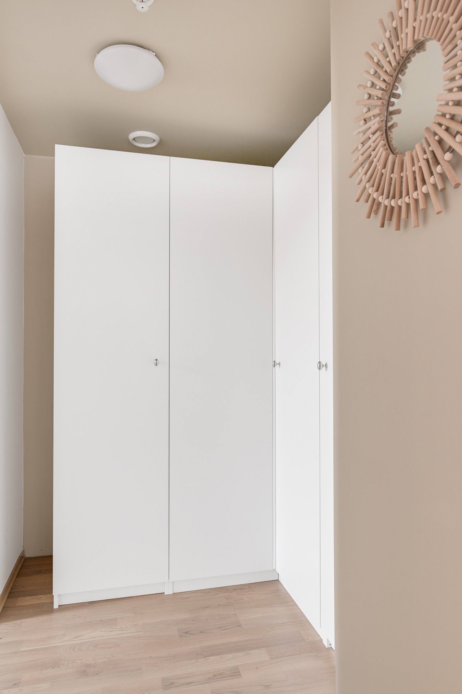 Liten gang/walk-in med garderobeskap Galleribilde