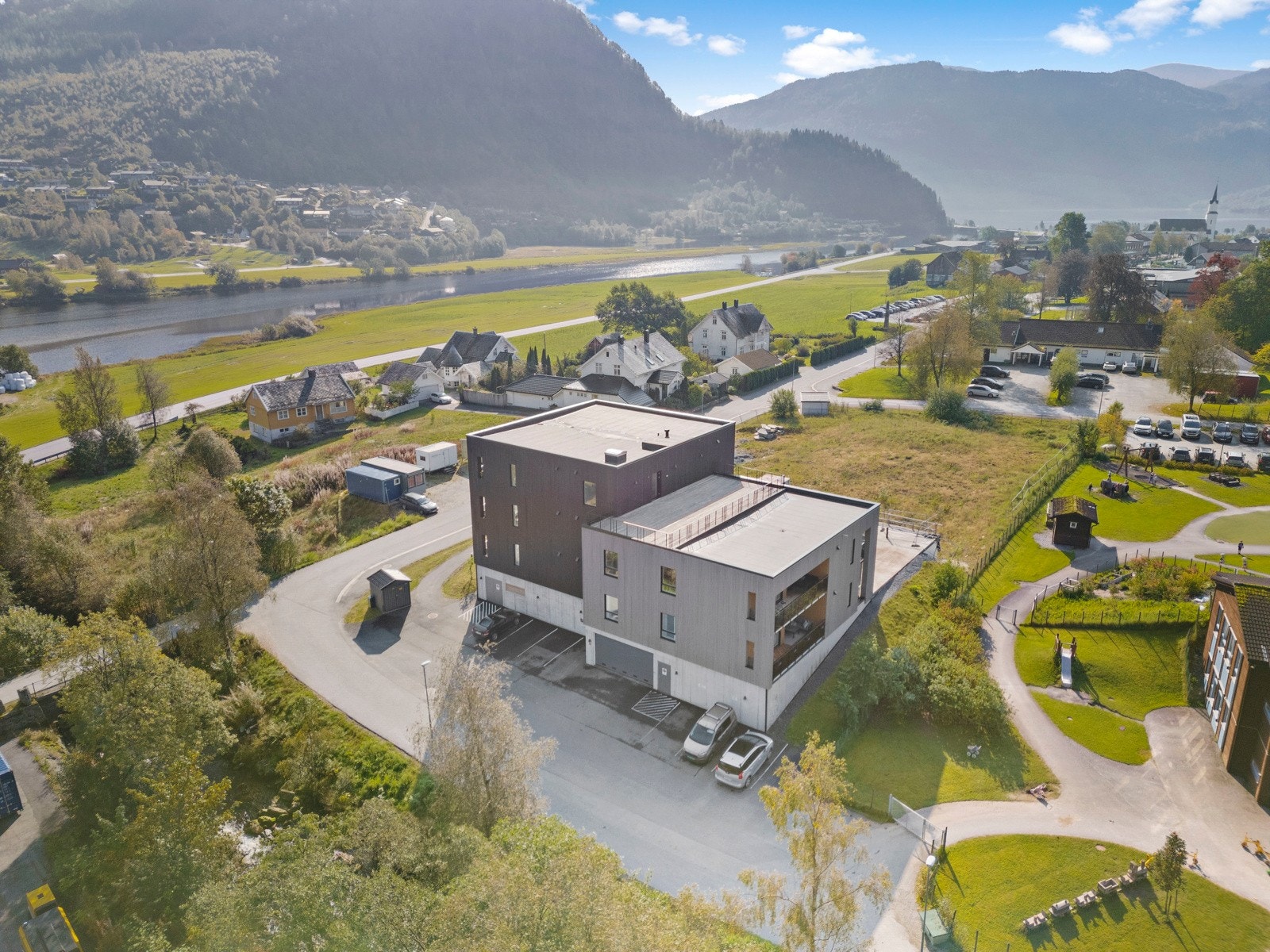 Berrvelltunet Sameige har sentral beliggenhet med gangavstand til Naustdal sentrum, skule og barnehage Galleribilde