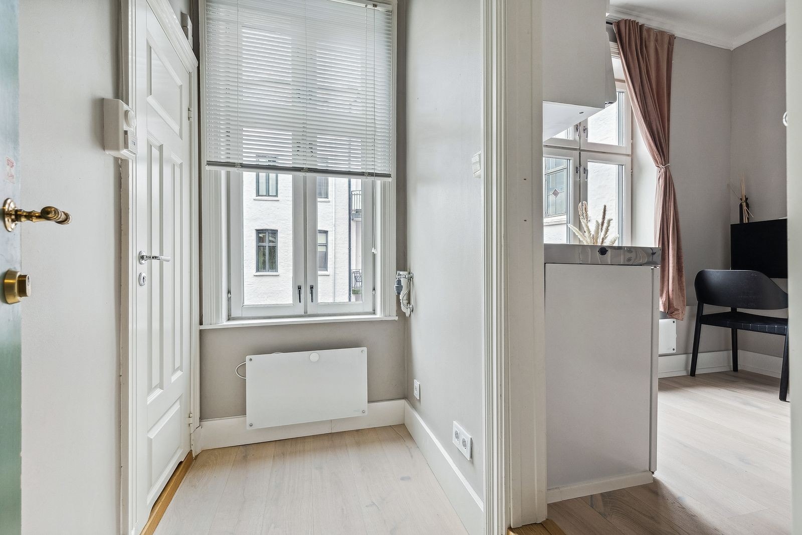 Entre med plass til klær og sko. Opplegg for vaskemaskin Galleribilde