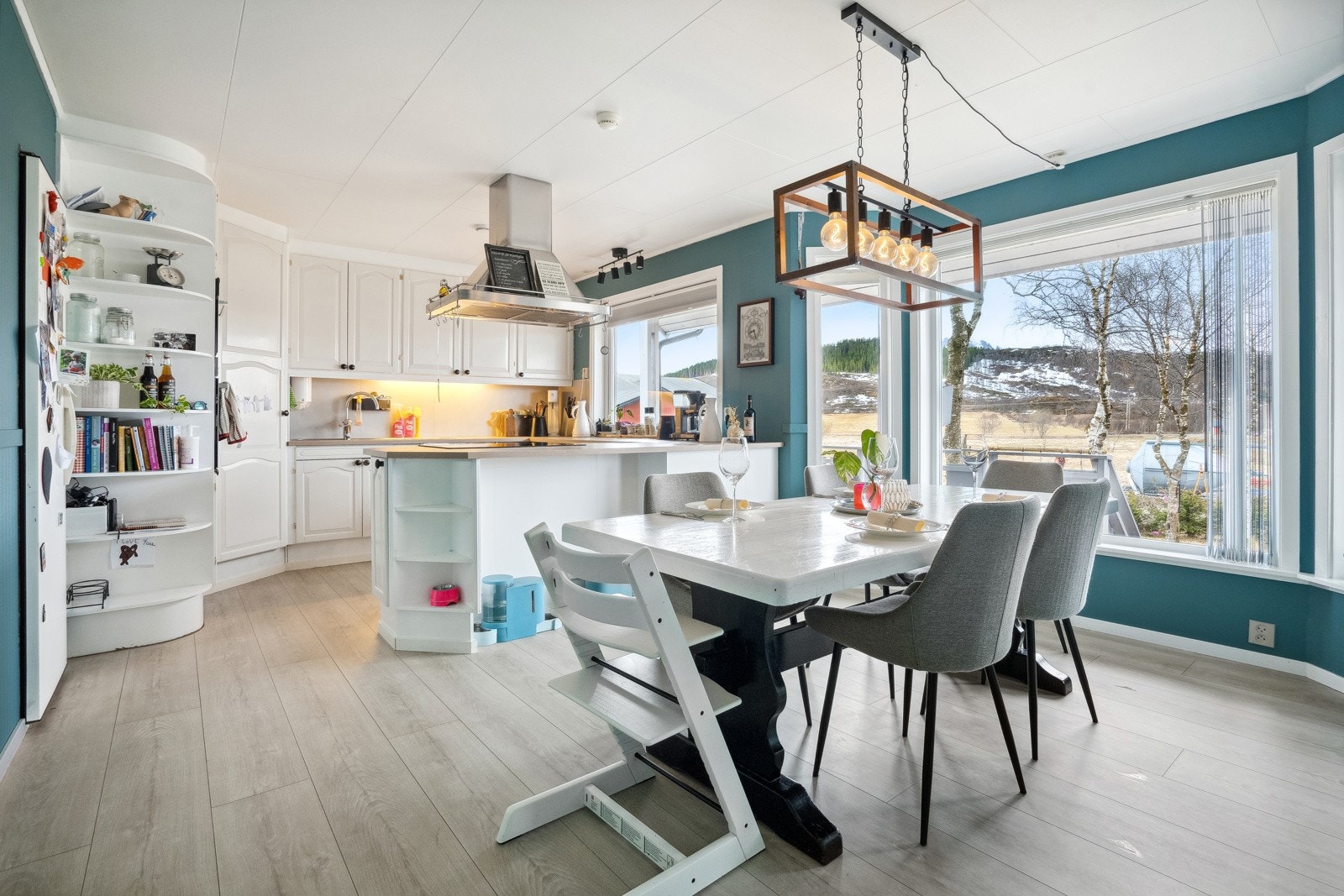 Kjøkken med spiseplass Galleribilde