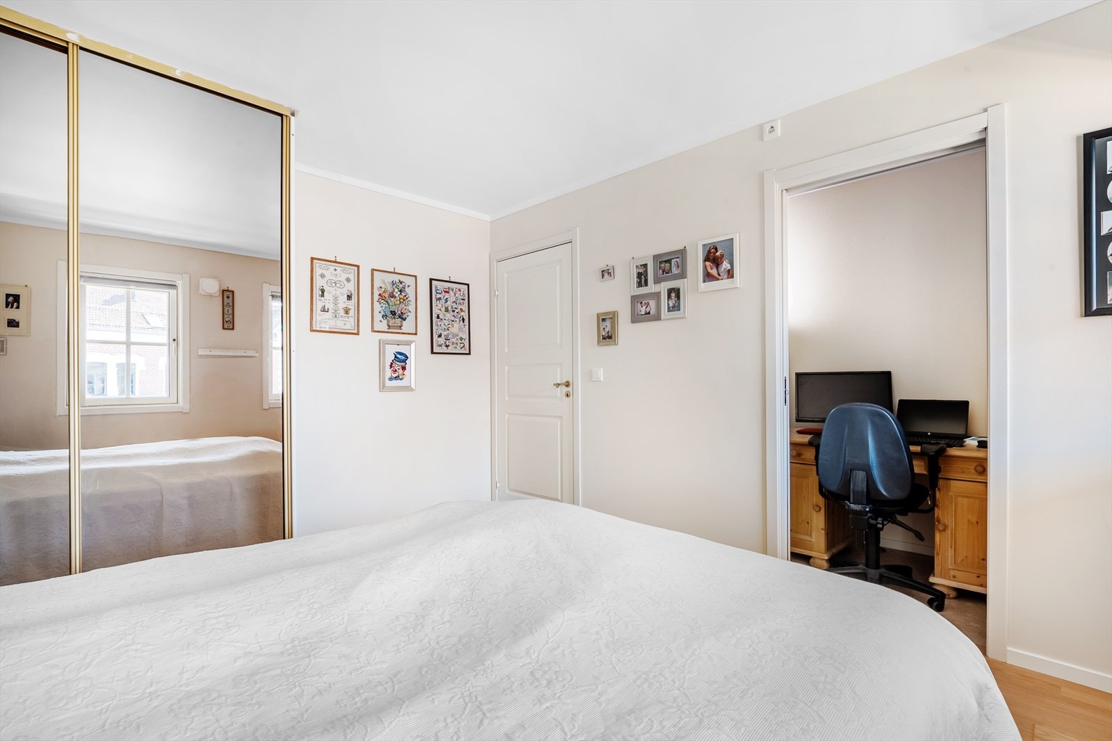 Hovedsoverommet er tilknyttet et rom som kan benyttes til bod, omkledningsrom eller et lite kontor slik det er innredet i dagens løsning. Galleribilde