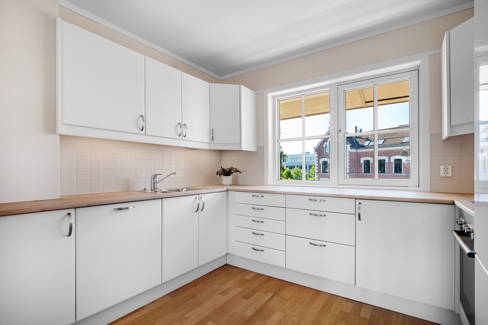 Innredningen har godt med skap-, skuff- og benkeplass for matlagning og baking, og store vindusflater sørger for naturlig lys. Galleribilde
