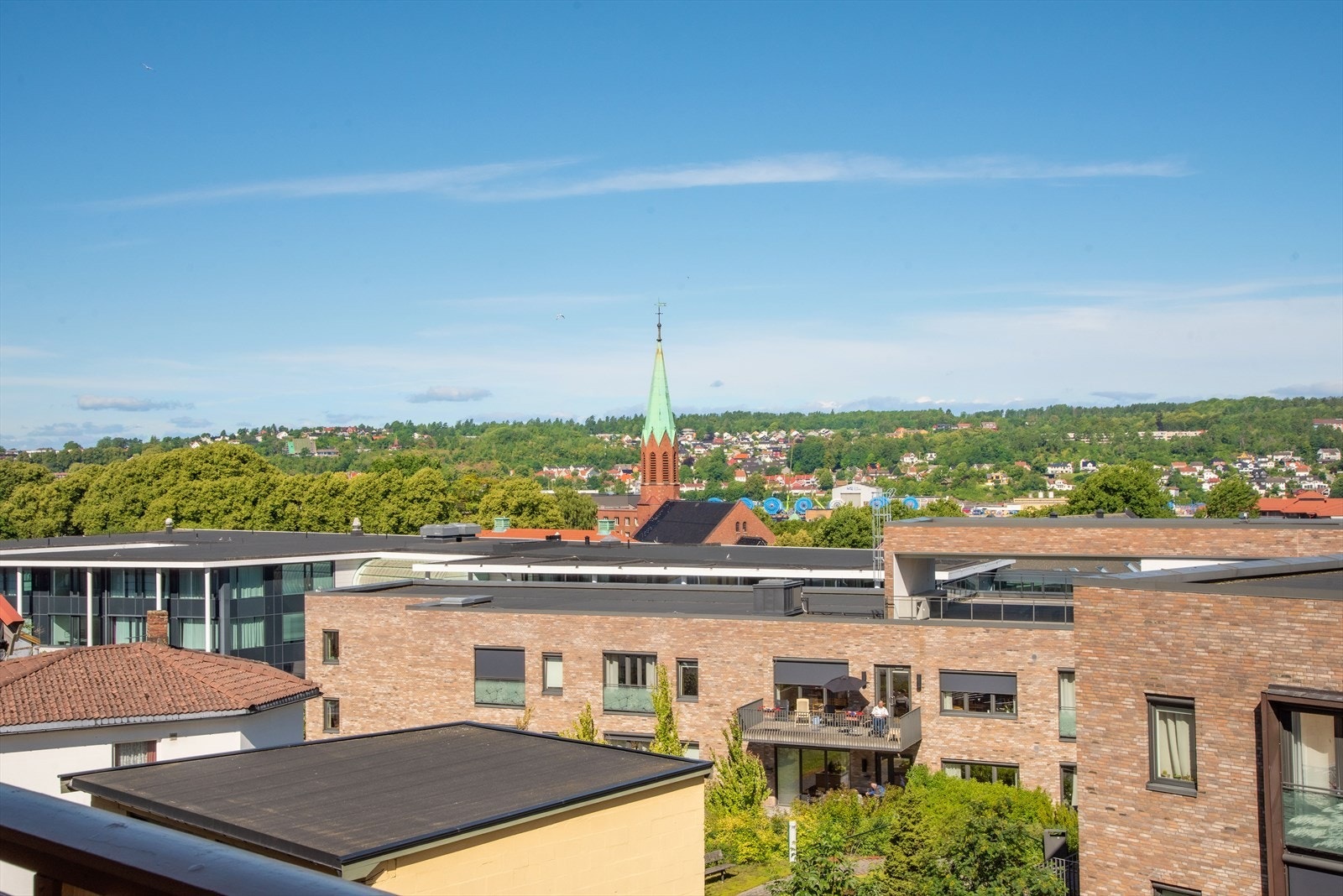 Kjenn på følelsen av å bo sentralt og lett tilgjengelig i sentrum, men samtidig tilbaketrukket i høyden. Galleribilde