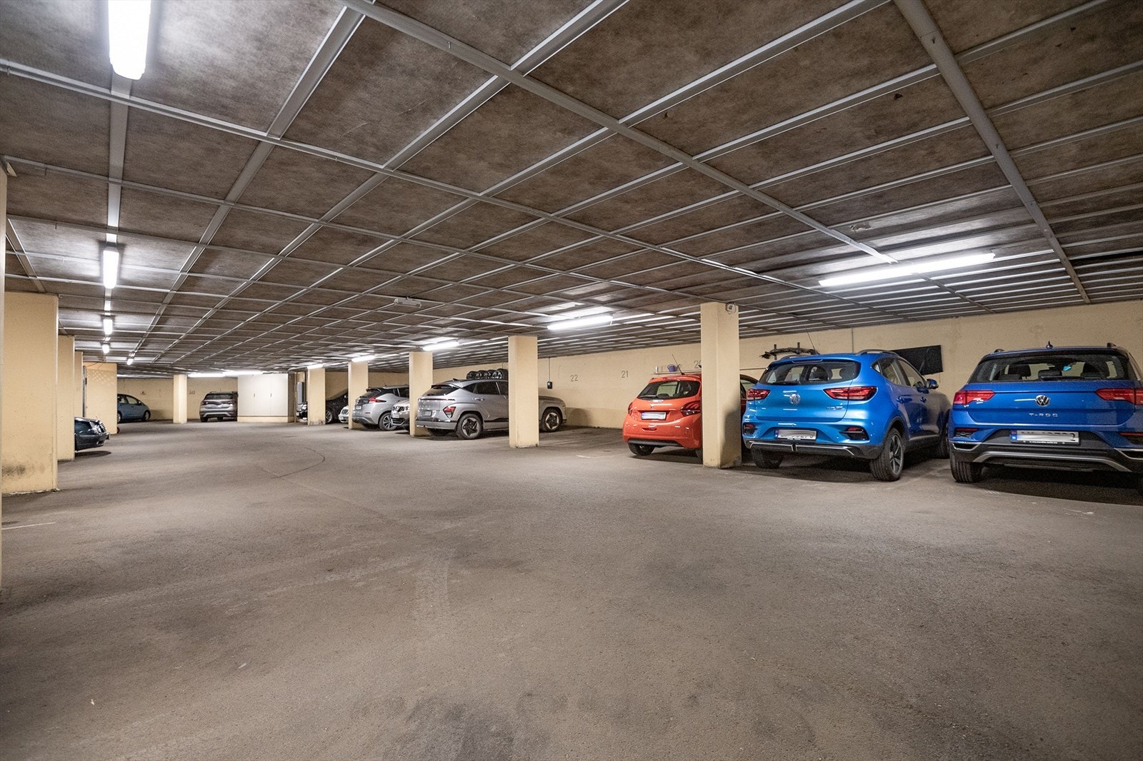 Det medfølger parkeringsplass med elbillader i garasjeanlegg. Galleribilde