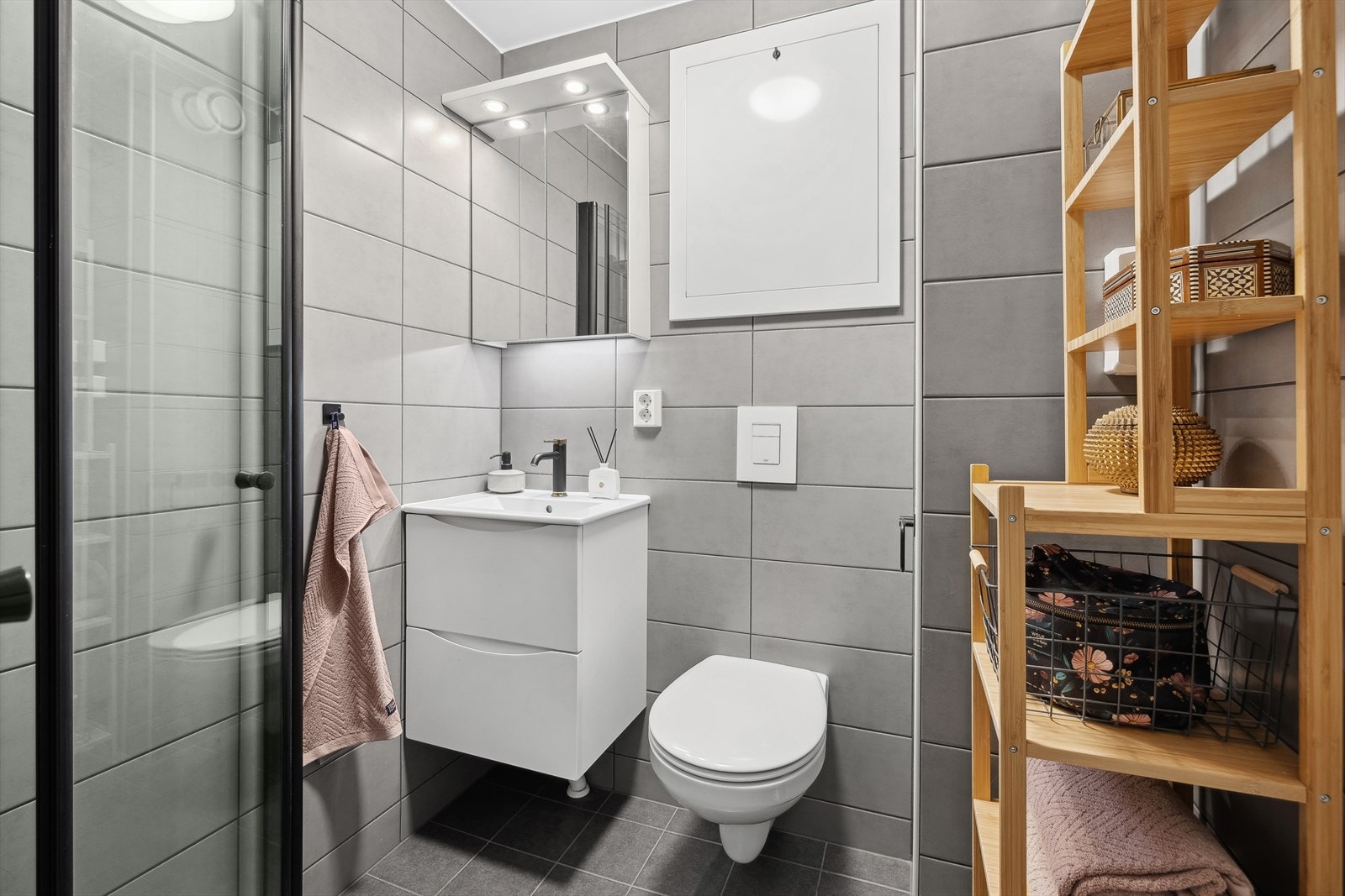 Badet ble oppusset i 2022. Badet er meget pent og har fliser på gulv med varmekabel. Galleribilde