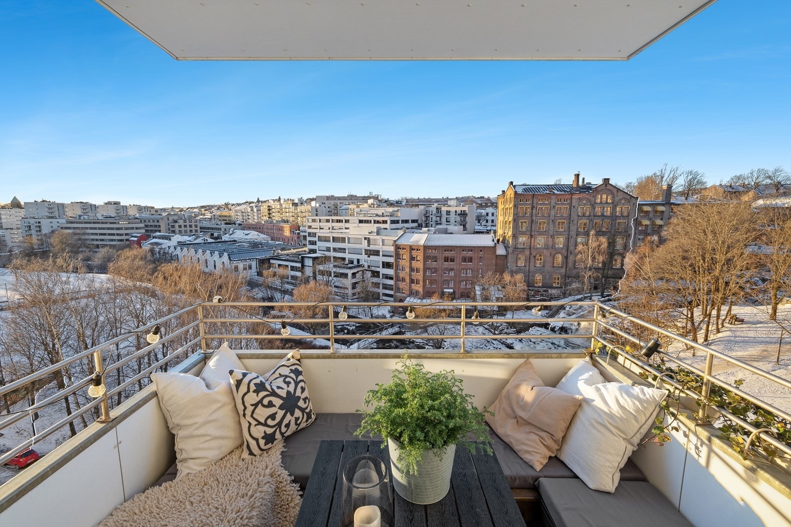 Vestvendt og solrik balkong på 5 m². Her er det luftig utsyn over Akerselva og byens tak. Galleribilde