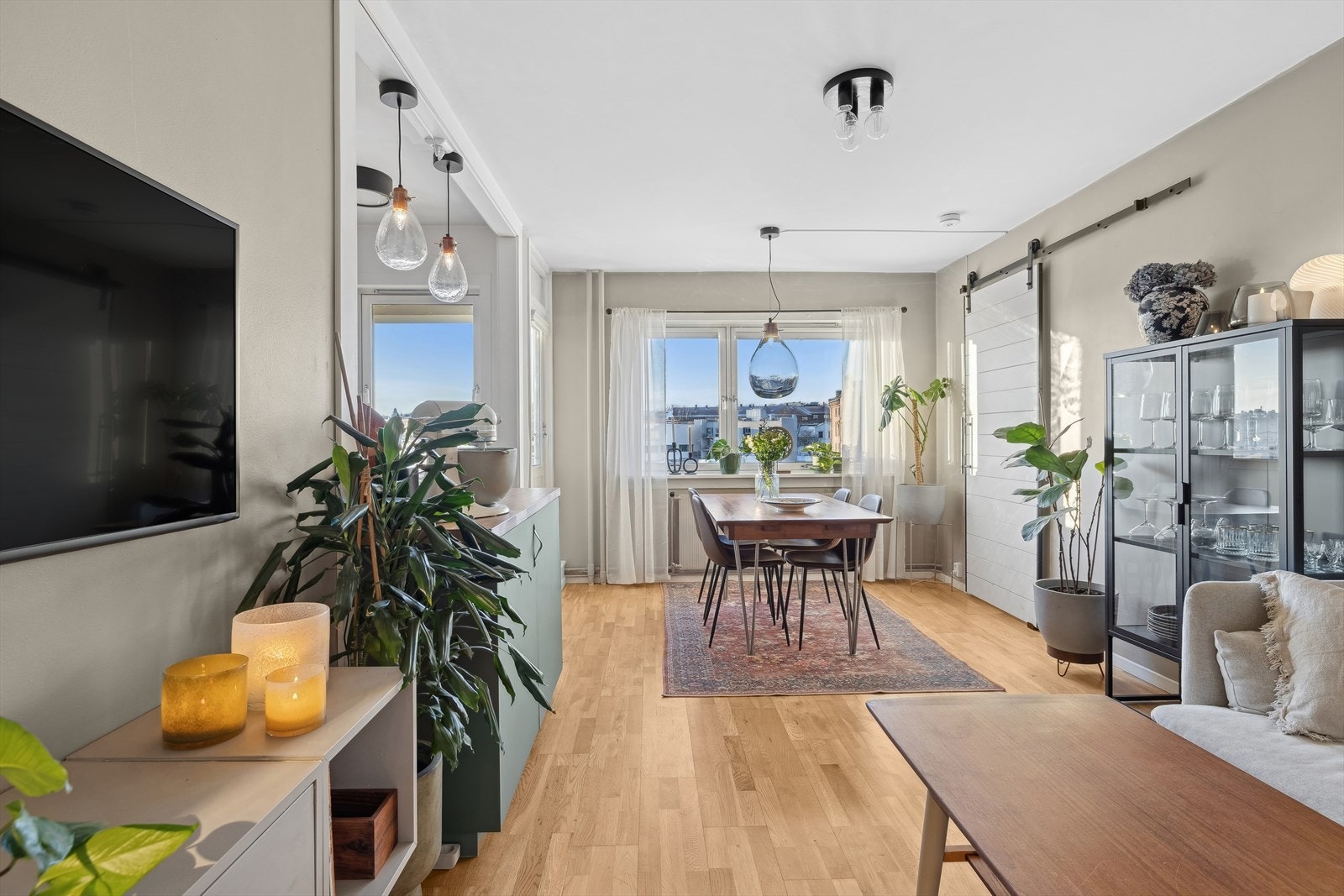 Det er eikeparkett på gulvene og vegger er malt i lys og moderne farge. Galleribilde