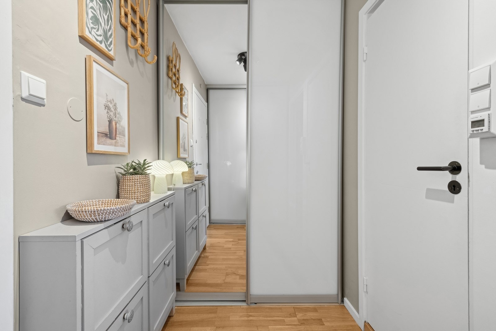 Man ønskes velkommen inn i entréen. Praktisk skyvedørsgarderobe og plass til skoskap o.l. Galleribilde