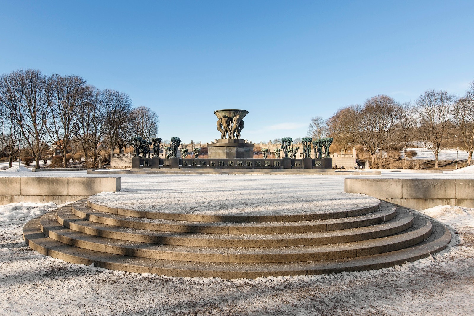 Her finner man kjente statuer som Sinnataggen, Monolitten og Livshjulet. Galleribilde