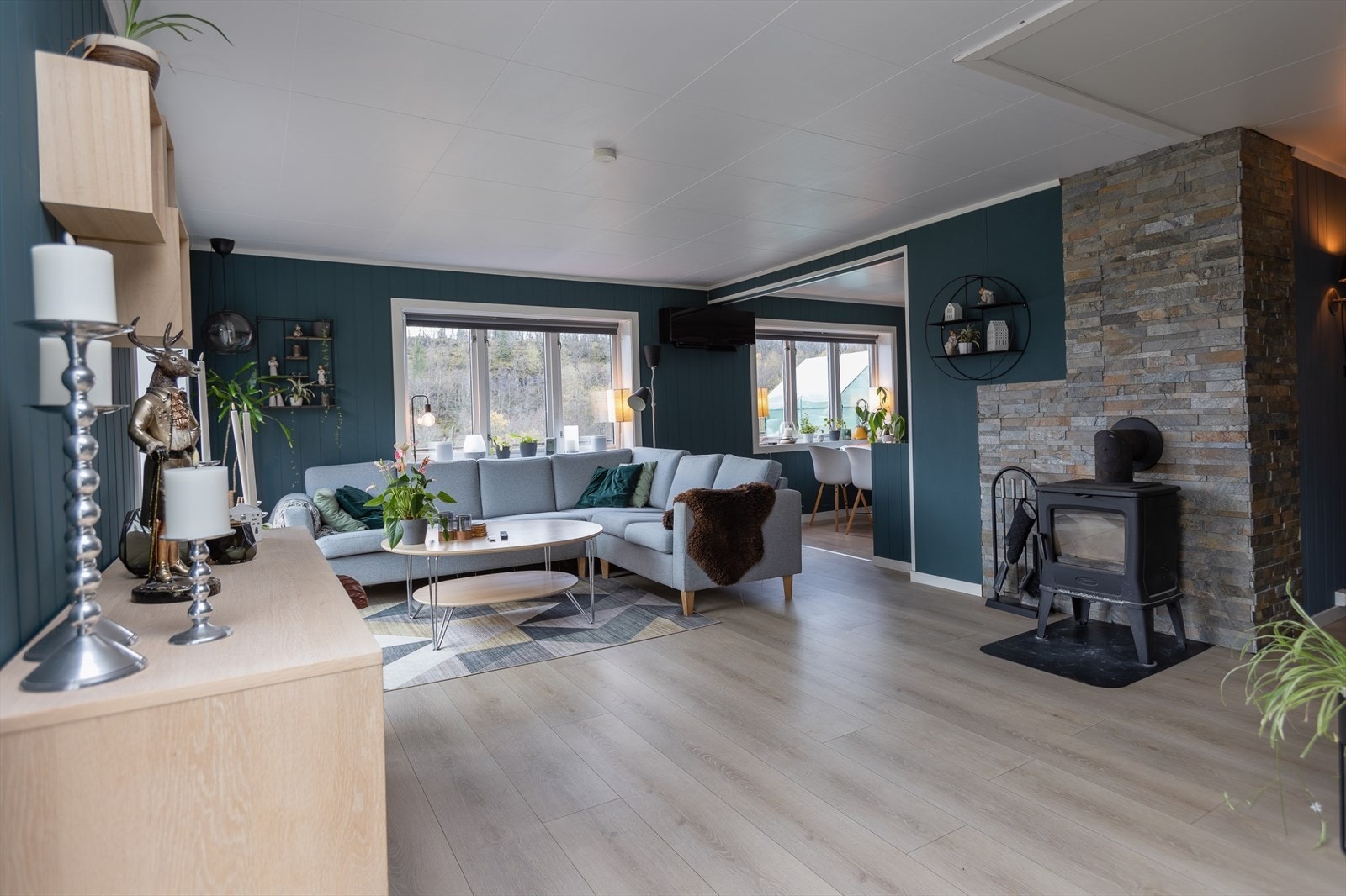 Stue med åpen løsning inn til kjøkken Galleribilde