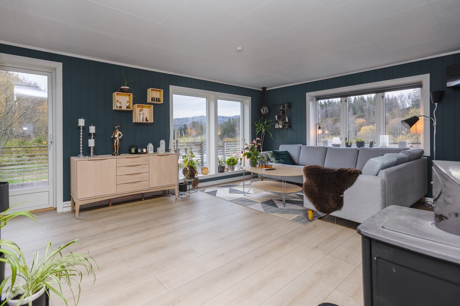 Stuen har store vindu som slipper inn fint lys, balkongdør med utgang til terrasse Galleribilde