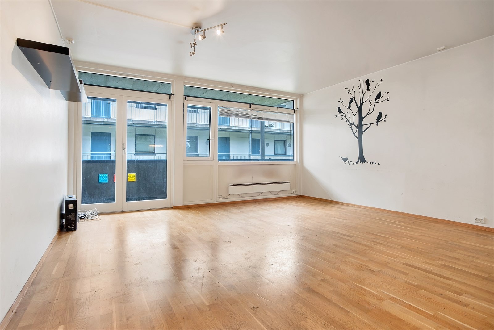 Lys og romslig stue med store vinduer og utgang til balkong. Perfekt for både avslapning og sosiale sammenkomster. Galleribilde