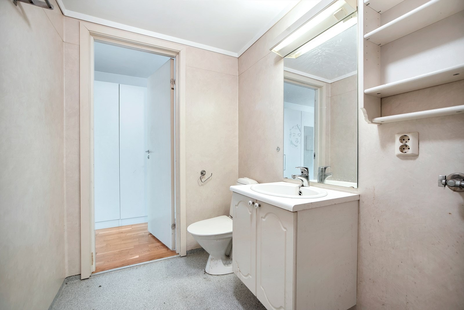 Romslig bad med lyssetting og tilpasset oppbevaring, praktisk plassert i boligens layout for enkel tilgang og bruk. Galleribilde