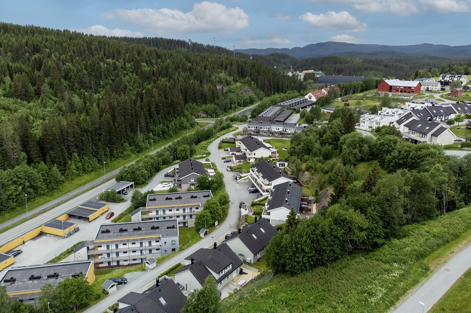 Moderne boligområde omgitt av naturskjønne omgivelser, med nærhet til skog, turstier og kort vei til nødvendige fasiliteter og kollektivtransport. Galleribilde