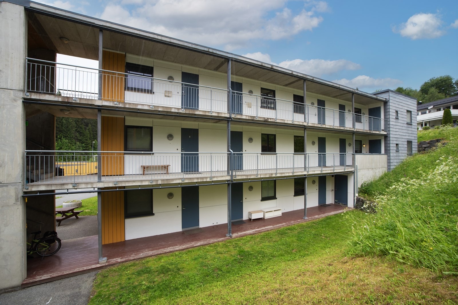 God beliggenhet innerst til høyre i svalgang Galleribilde