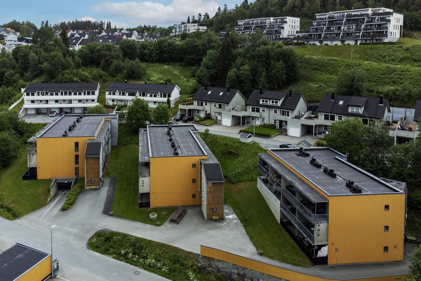 Moderne leilighet , nærhet til skoler, barnehager og butikker. Rolig nabolag med gode turmuligheter. Galleribilde