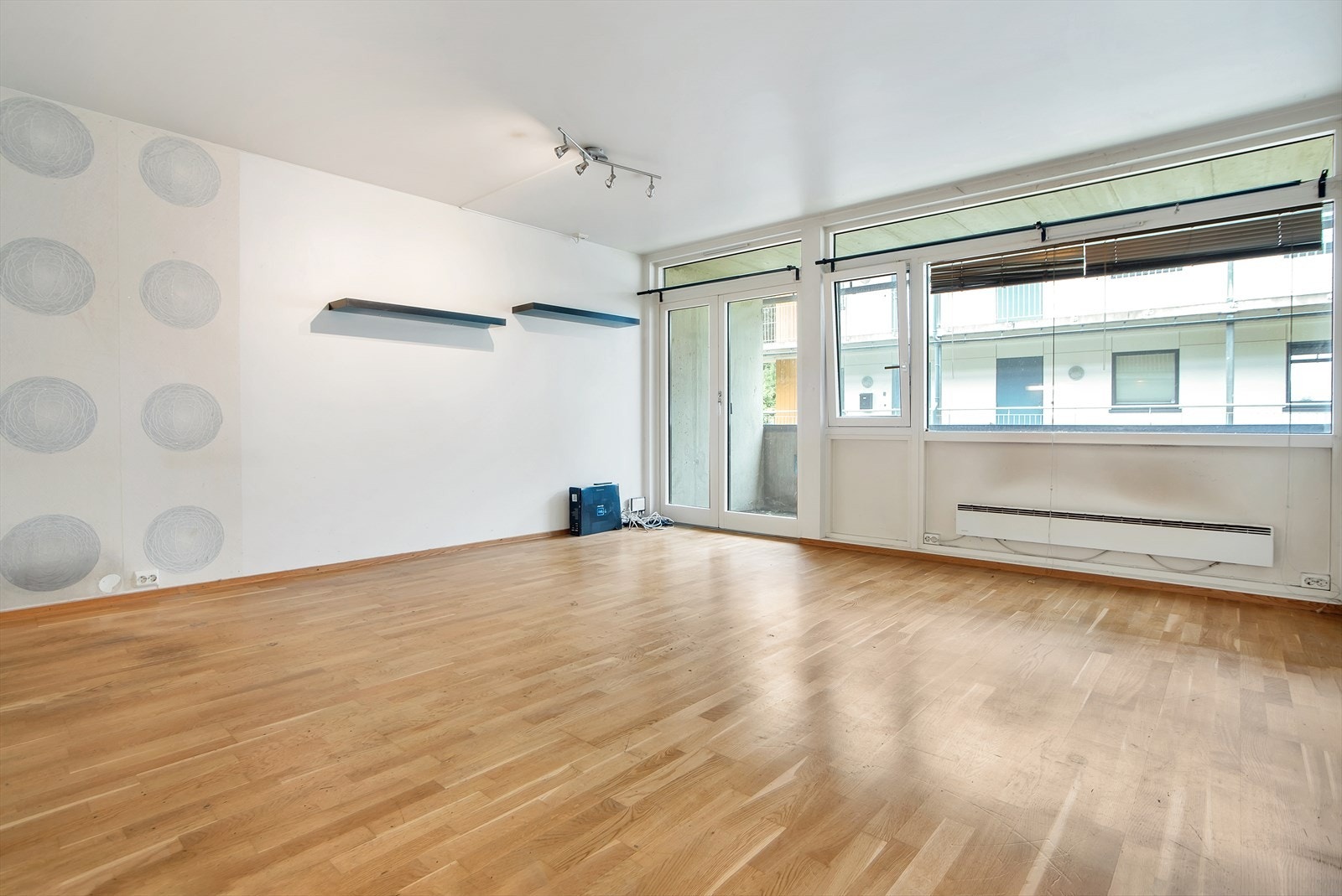 Lys og romslig stue med store vinduer som gir mye naturlig lys. Tilgang til balkong. Flott parkettgulv. Fremstår litt slitt - oppussing må til. Galleribilde