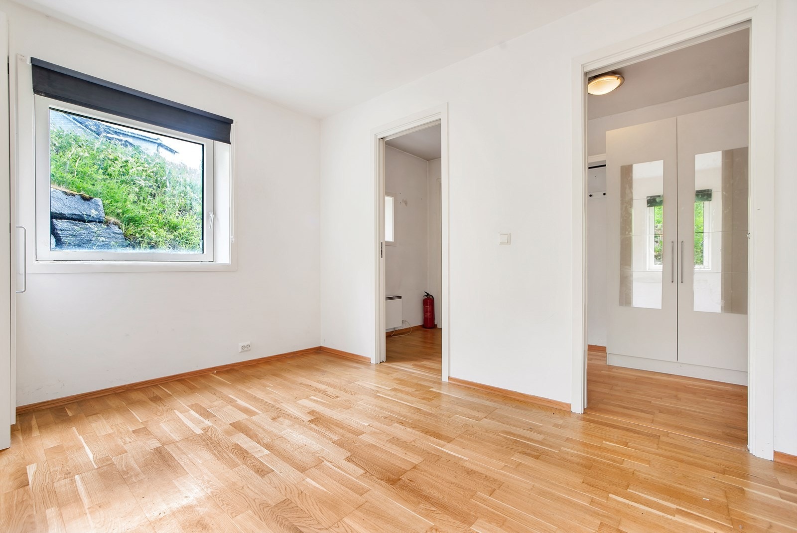 Lys og romslig bolig med store vinduer. Praktisk planløsning og attraktiv beliggenhet nær naturen. Galleribilde