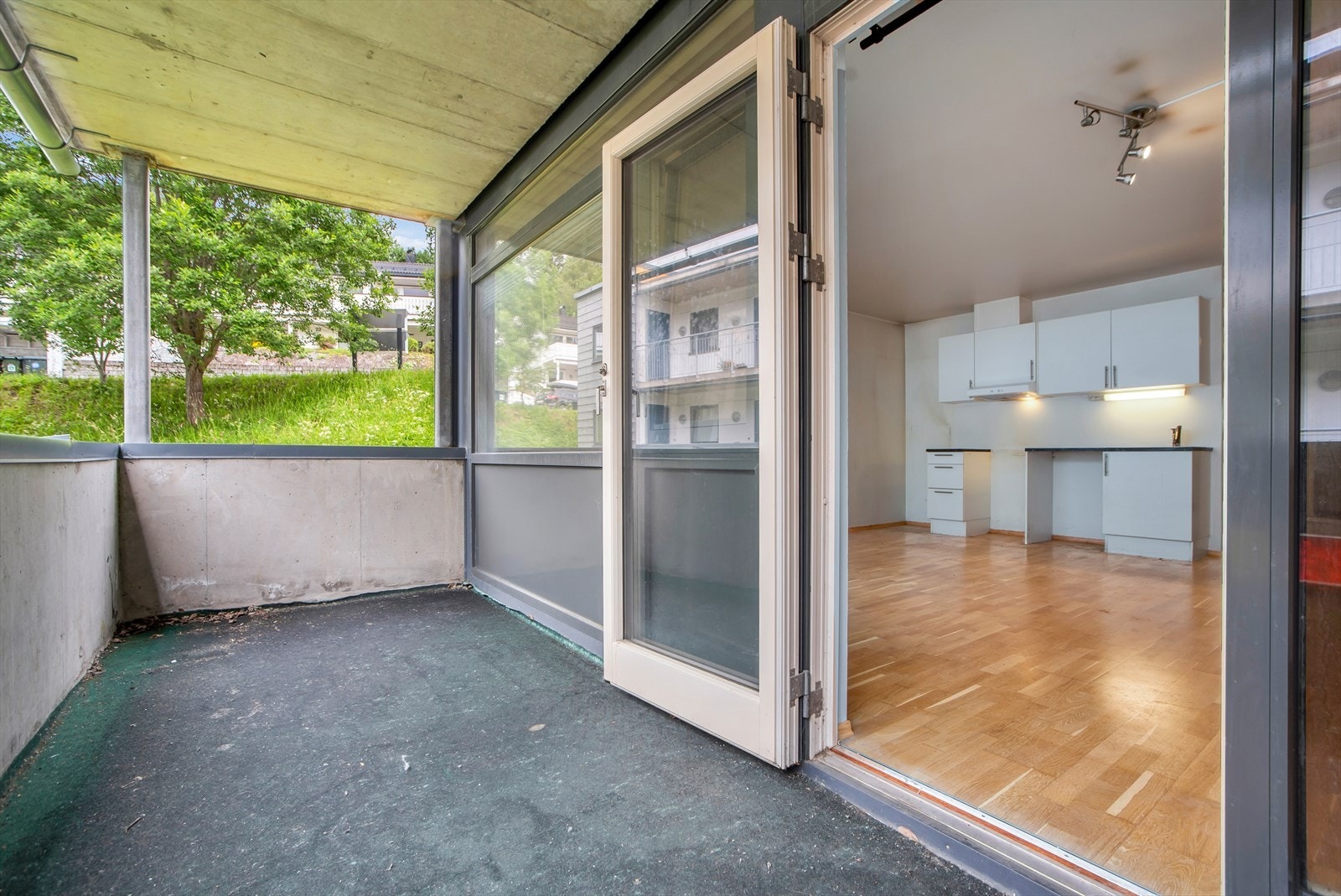 Romslig balkong med god plass til utemøbler. Direkte utgang fra stue/kjøkken. Rolig beliggenhet med grøntarealer i nærheten. Galleribilde