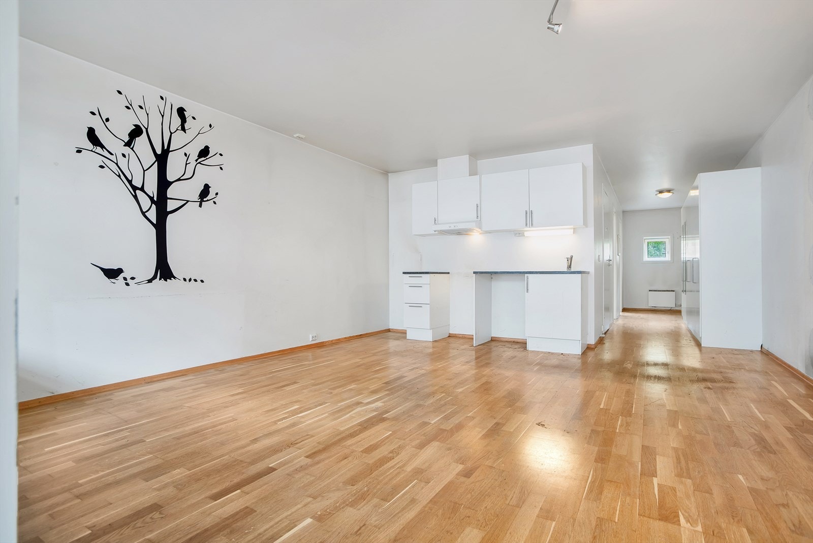 Lys og romslig leilighet med åpen planløsning og moderne kjøkken. Perfekt for både par og single. Galleribilde