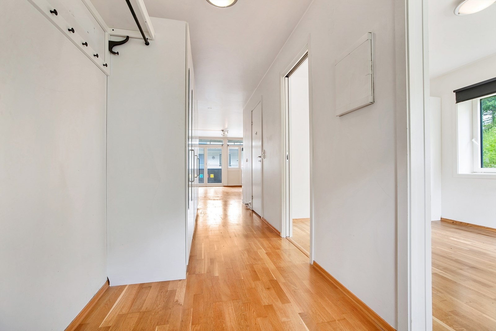 Lys og romslig gang med flott parkettgulv og god takhøyde. Direkte tilgang til flere rom. Galleribilde