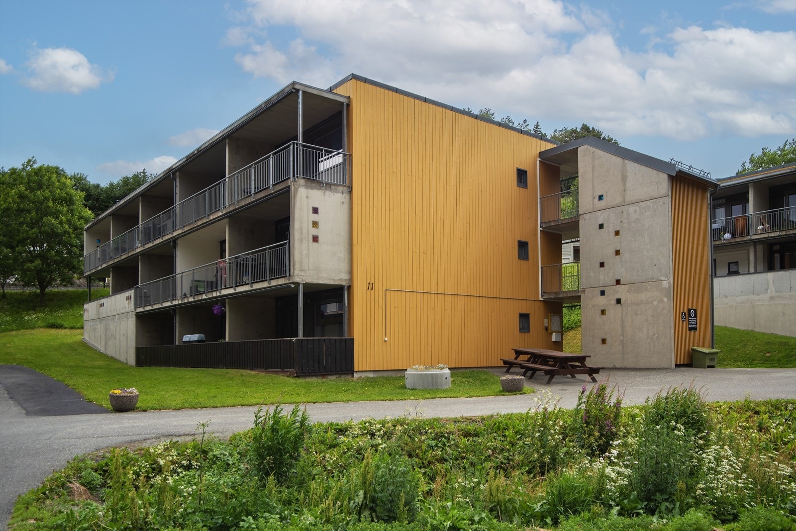 Moderne leilighetskompleks med svalgang, stor balkong og naturskjønn beliggenhet. Kort vei til turstier og rekreasjonsområder. Galleribilde