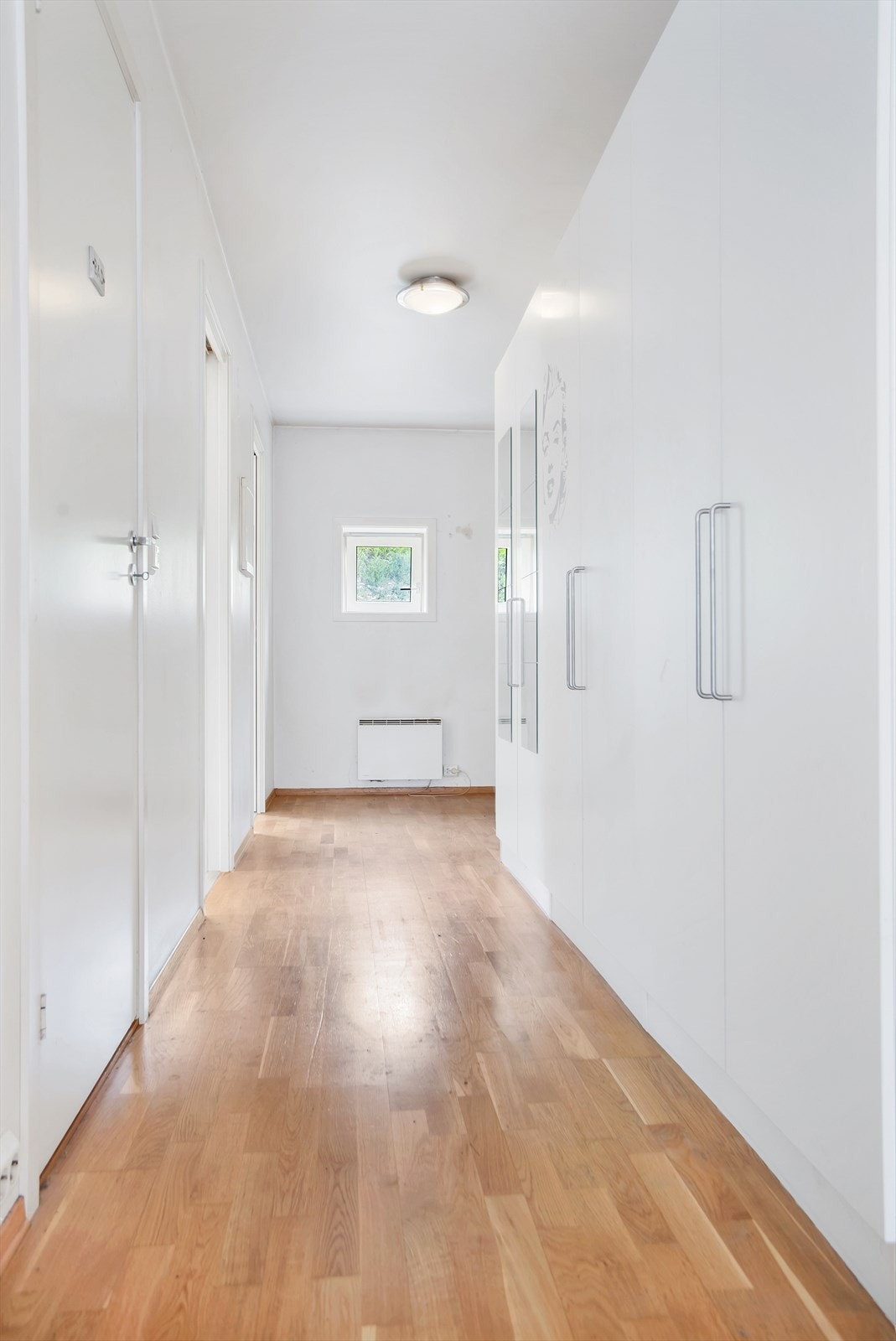 stor gang med skaprekke til høyre Galleribilde