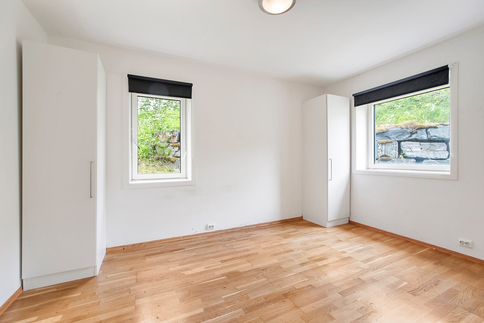 Lyst og romslig soverom med store vinduer som slipper inn rikelig med naturlig lys, og fin utsikt mot naturen. Galleribilde