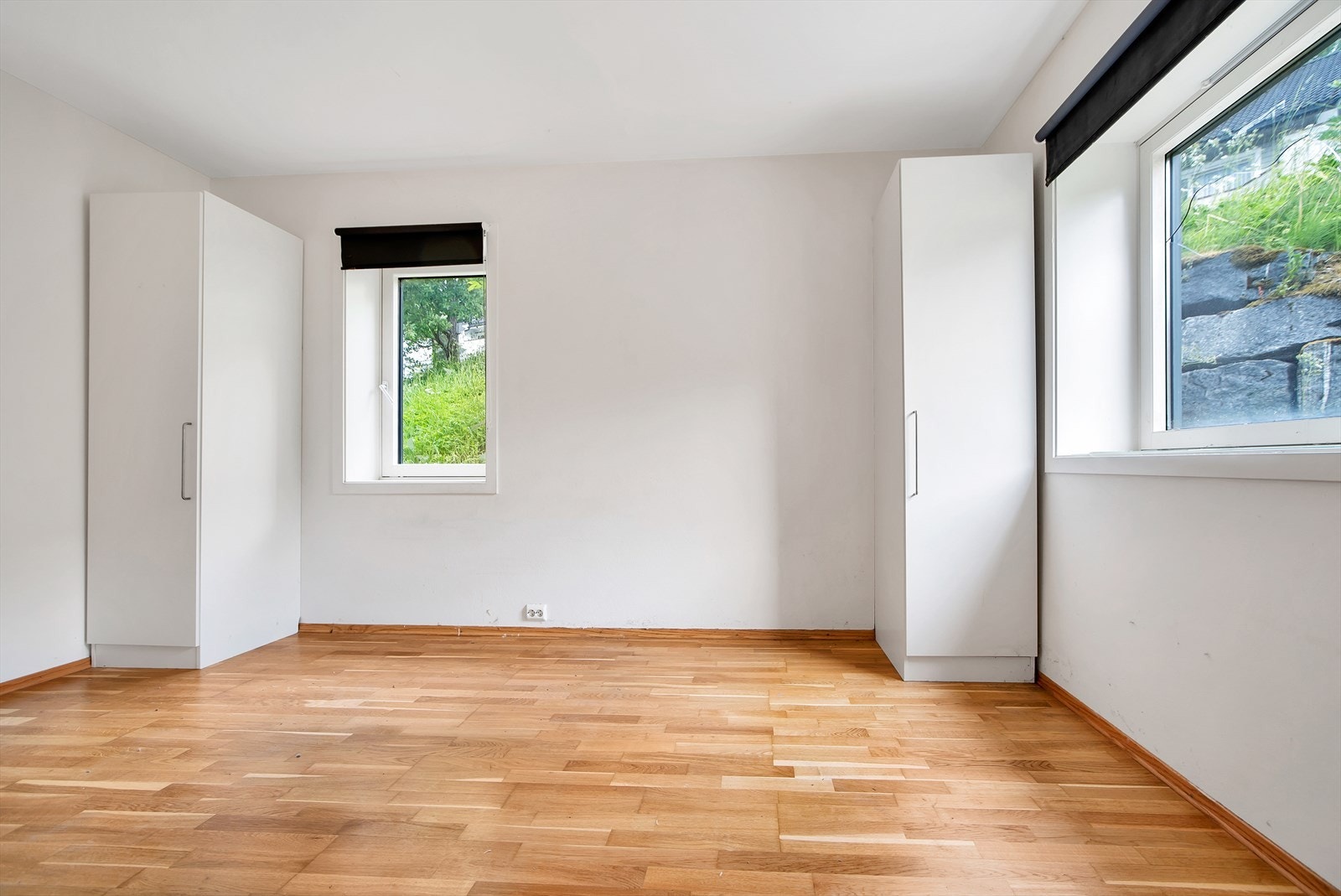 Lyst og romslig soverom med store vinduer som slipper inn rikelig med naturlig lys. Galleribilde