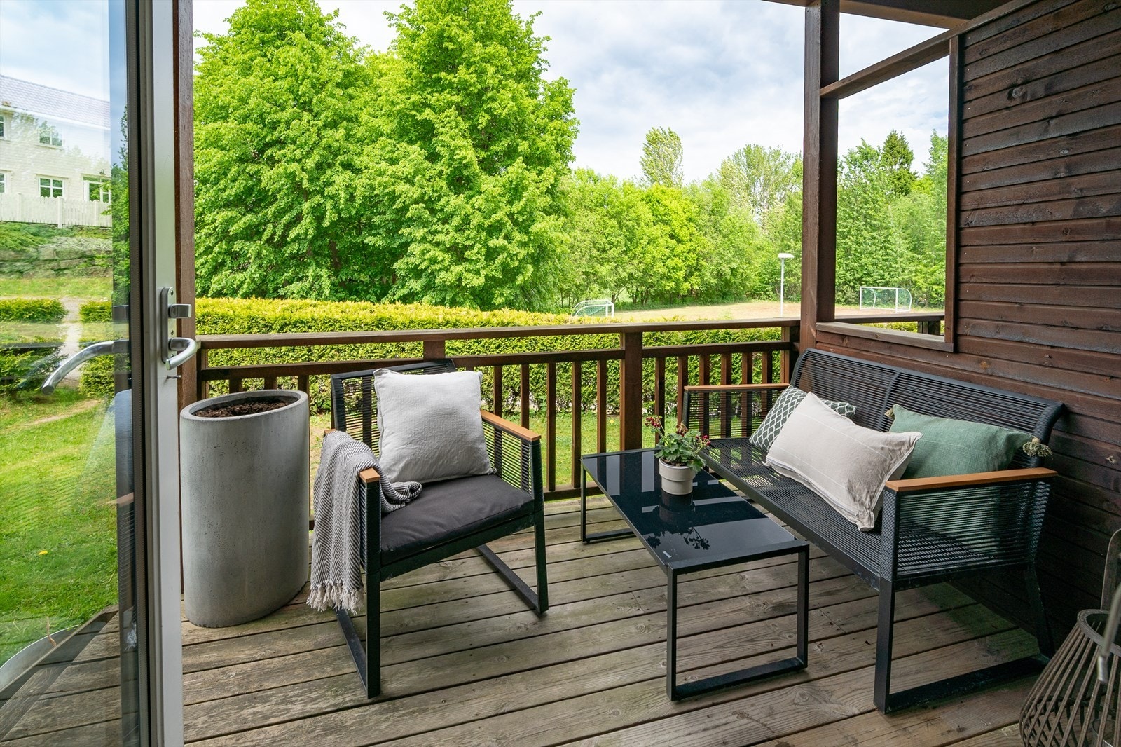 Verandaen er 6 m² med fint utsyn over grøntområde Galleribilde