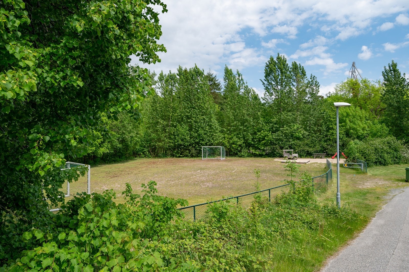 Umiddelbar nærhet til lekeplass og balløkke Galleribilde