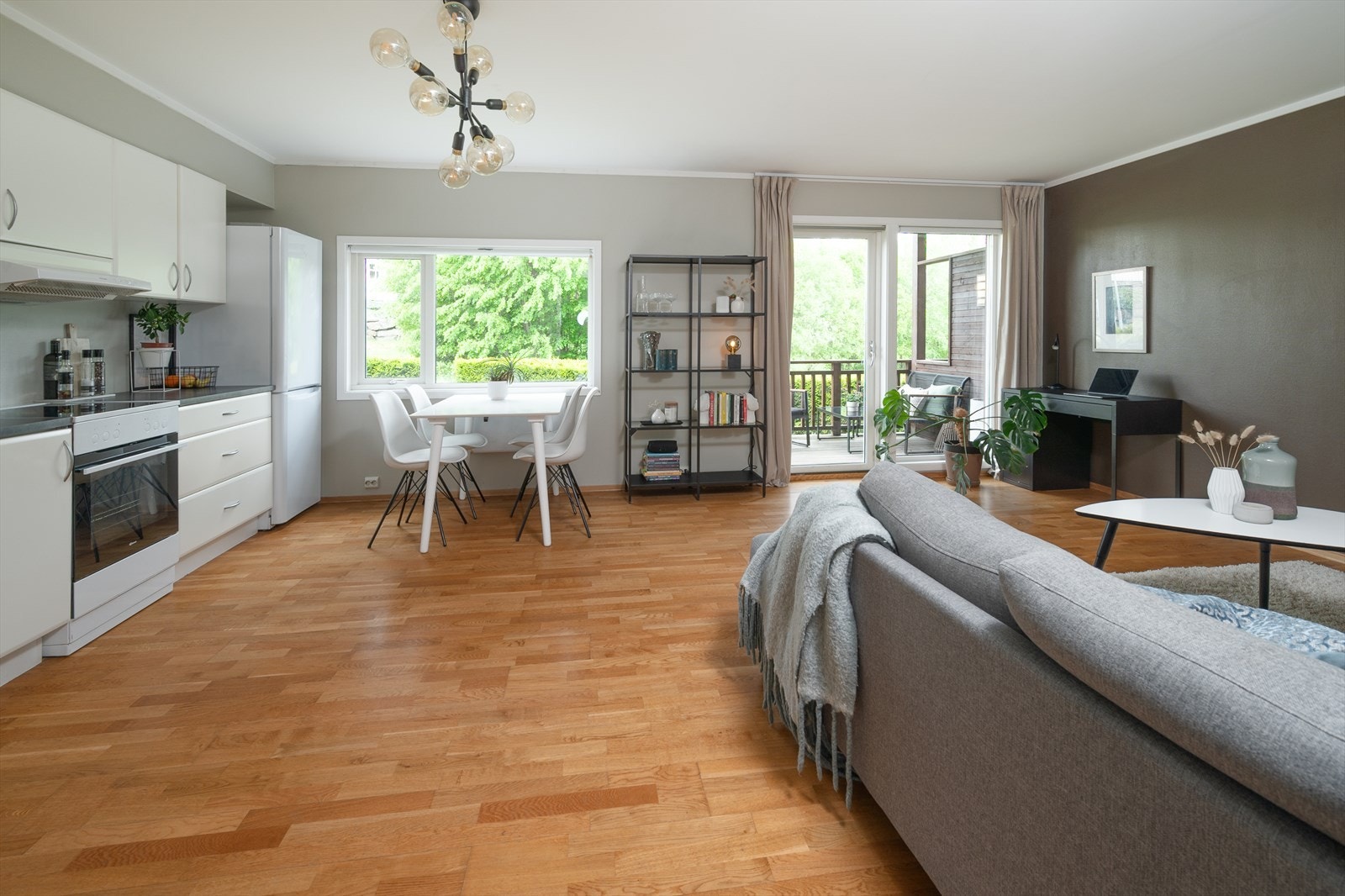 Stue/ kjøkken med store vindusflater Galleribilde