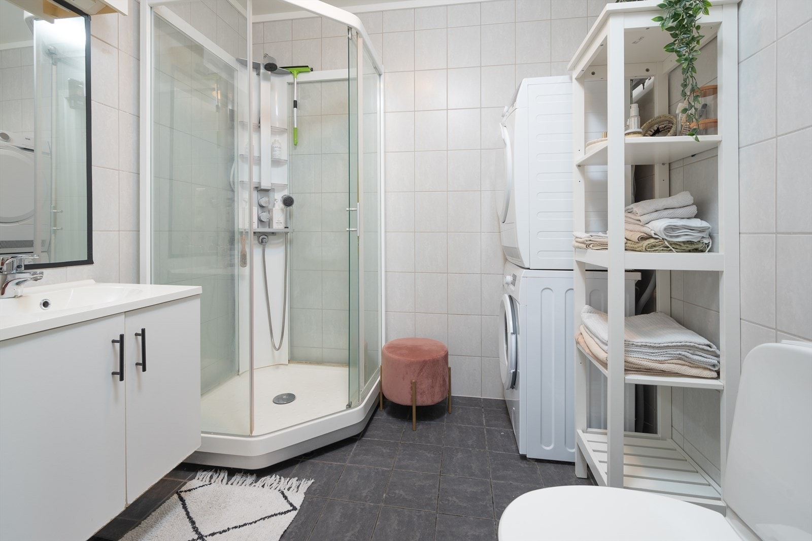 Helfliset bad/ vaskerom med dusjkabinett og varmekabler Galleribilde