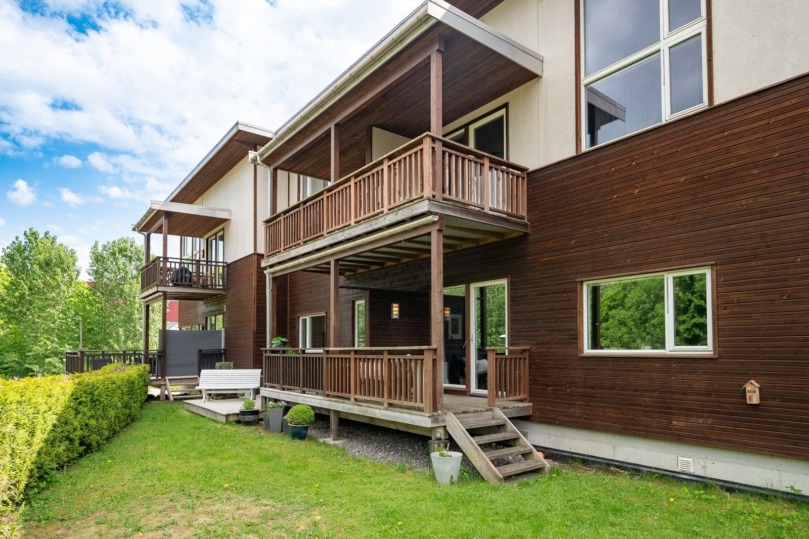 Nordvest-vendt veranda med trapp ned til felles hage Galleribilde