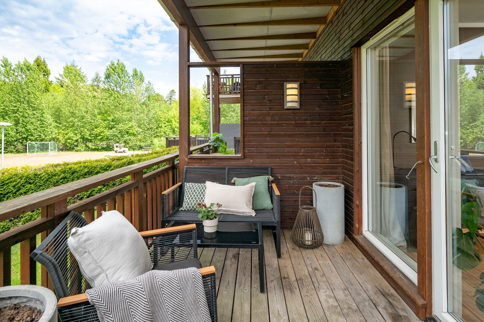 Tilbaketrukket med takoverbygg og kveldssol Galleribilde