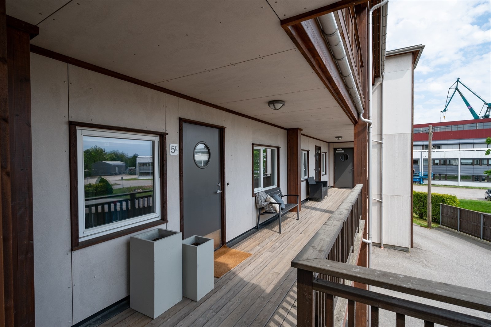 Svalgang/ inngangsparti med morgensol Galleribilde