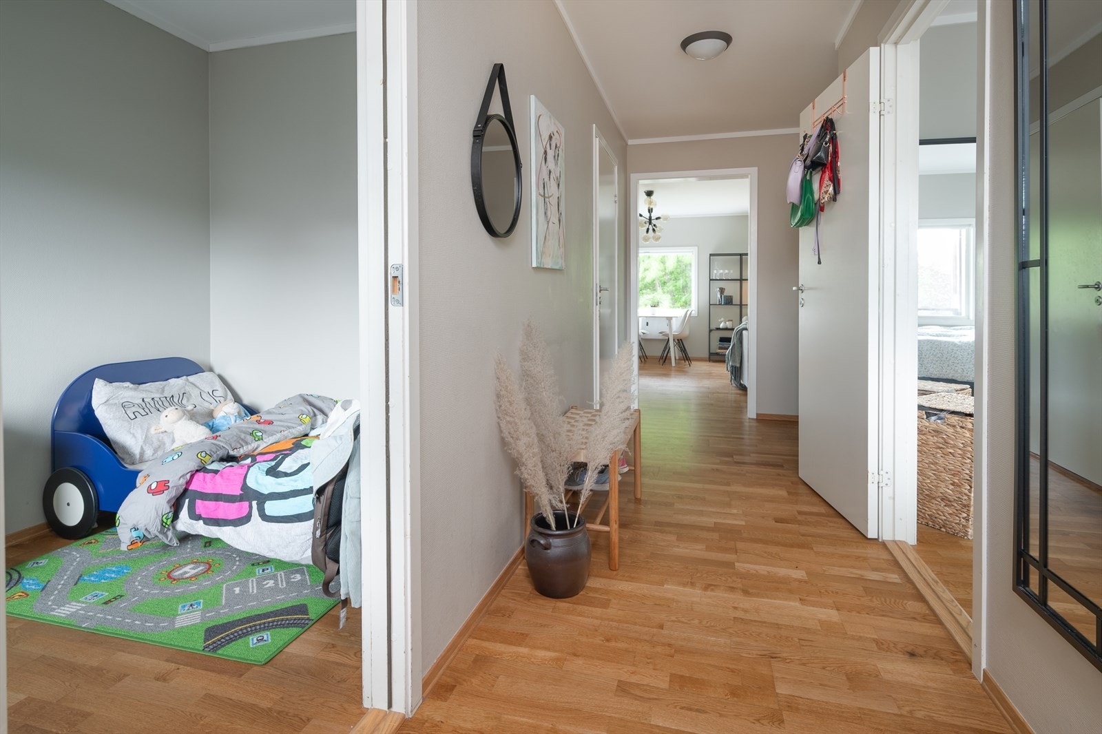 Gjennomgående leilighet med parkett Galleribilde