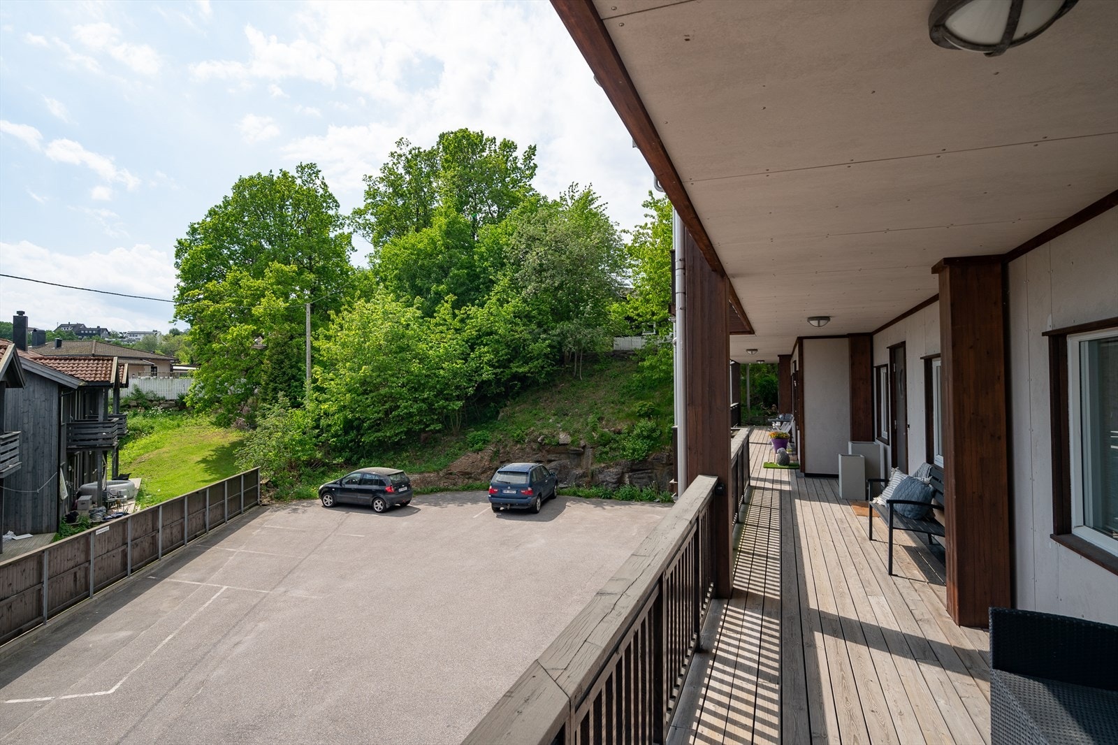 Gjesteparkering på asfaltert gårdsplass Galleribilde