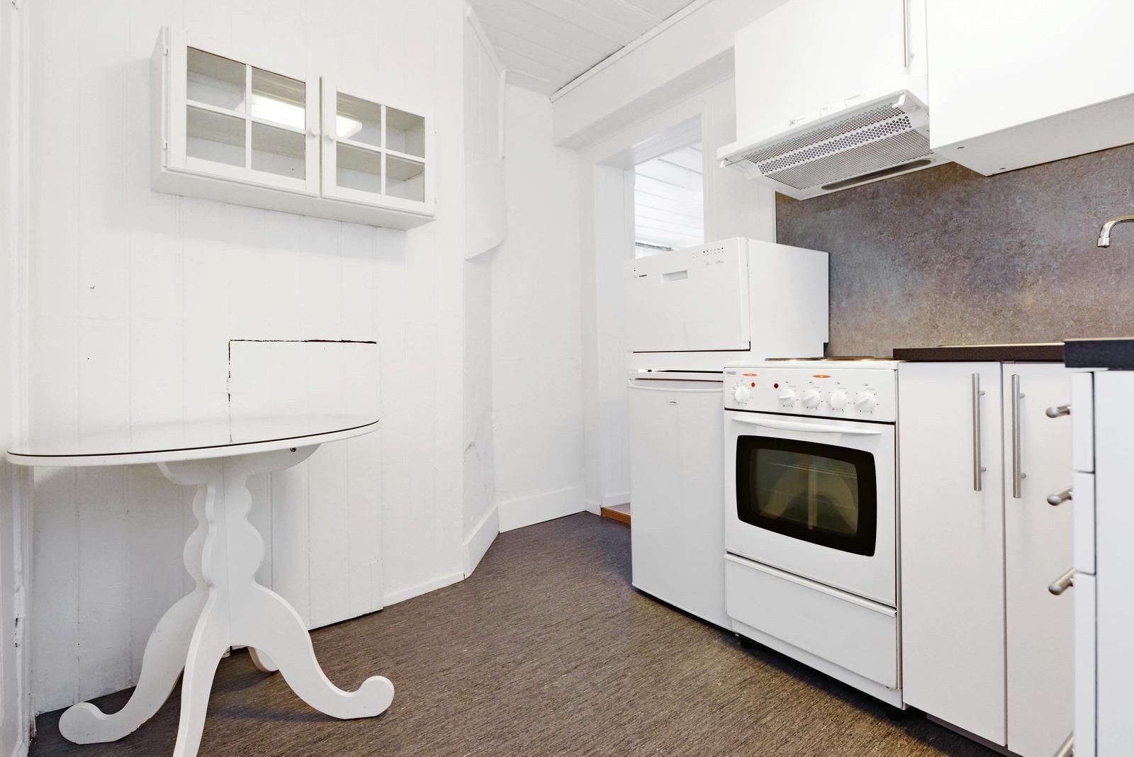 Kjøkken utstyrt med hvitevarer. Galleribilde