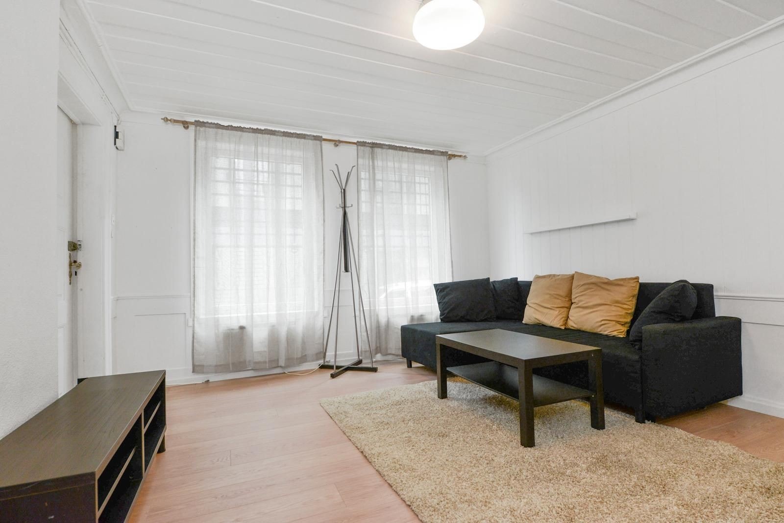 Velkommen! Stue med store vindusflater sørger for godt med lysinnslipp. Galleribilde