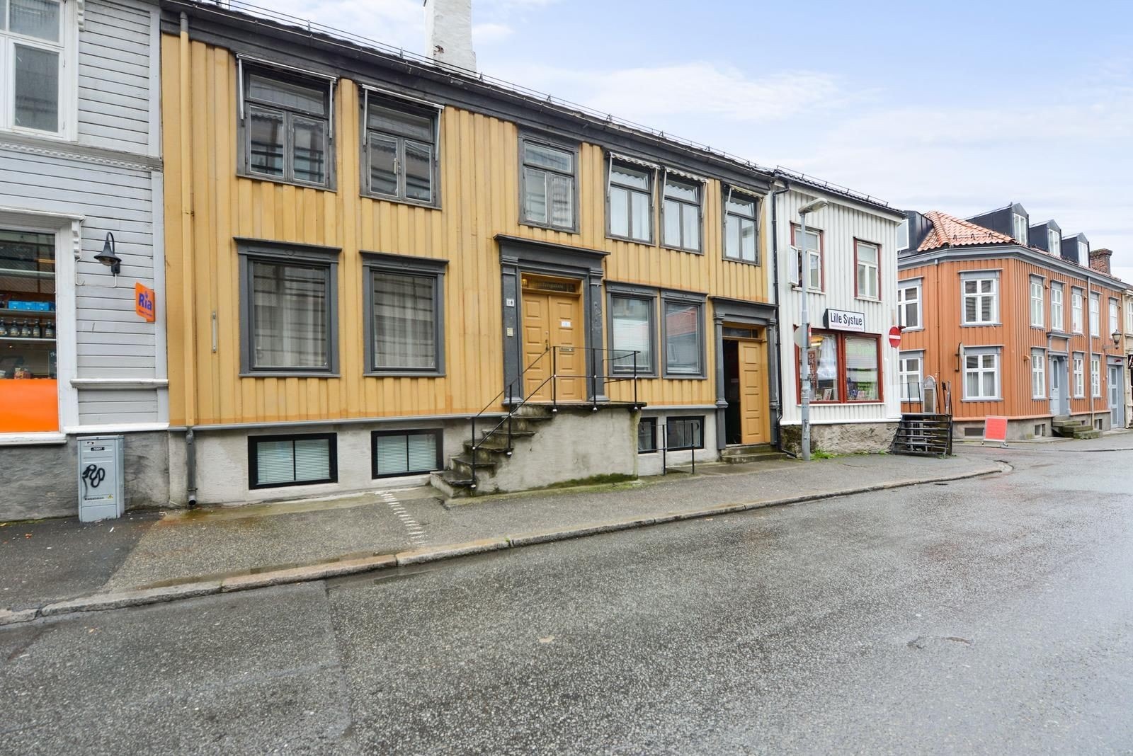 Fasade. Leiligheten ligger i høy 1.etg på venstre side. Galleribilde