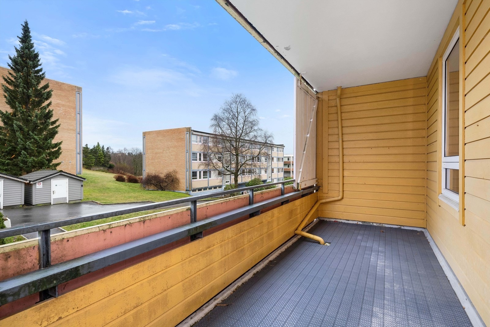 - Genial balkong med takoverbygg - Galleribilde