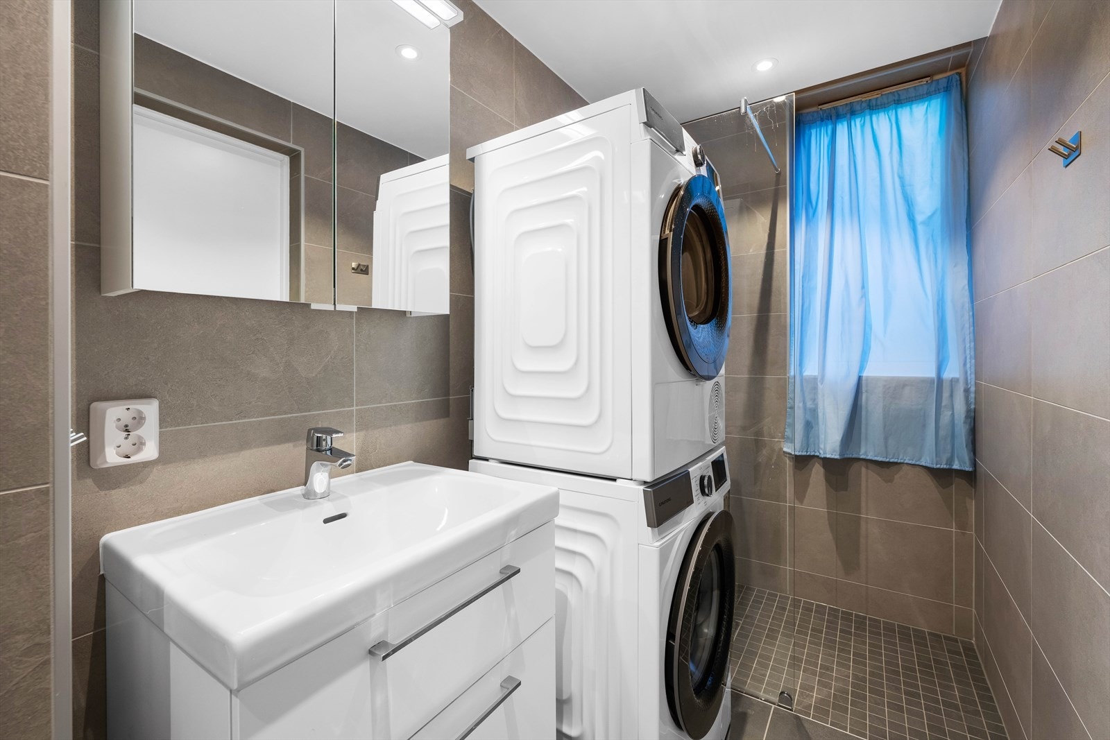 - Vaskemaskin og tørketrommel medfølger handelen - Galleribilde