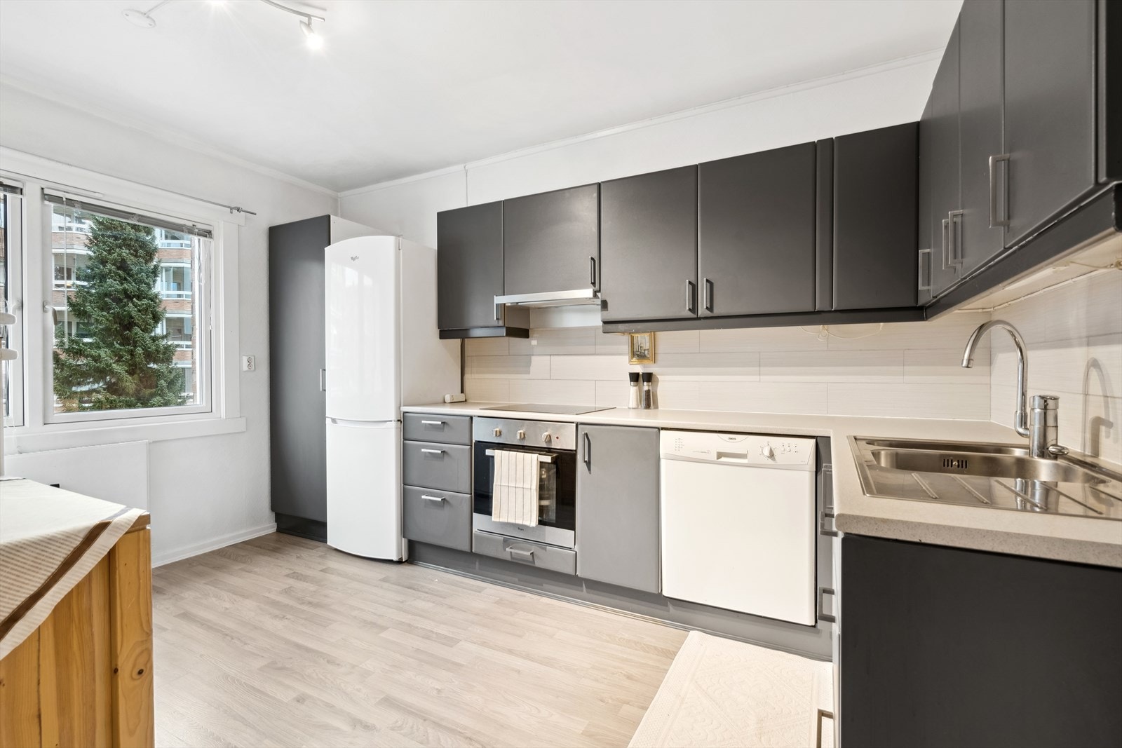 Leiligheten har separat kjøkken med god plass. Galleribilde