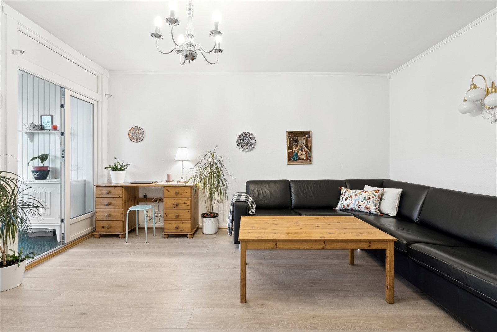 De store vindusflatene gir rikelig med naturlig lysinnslipp! Galleribilde