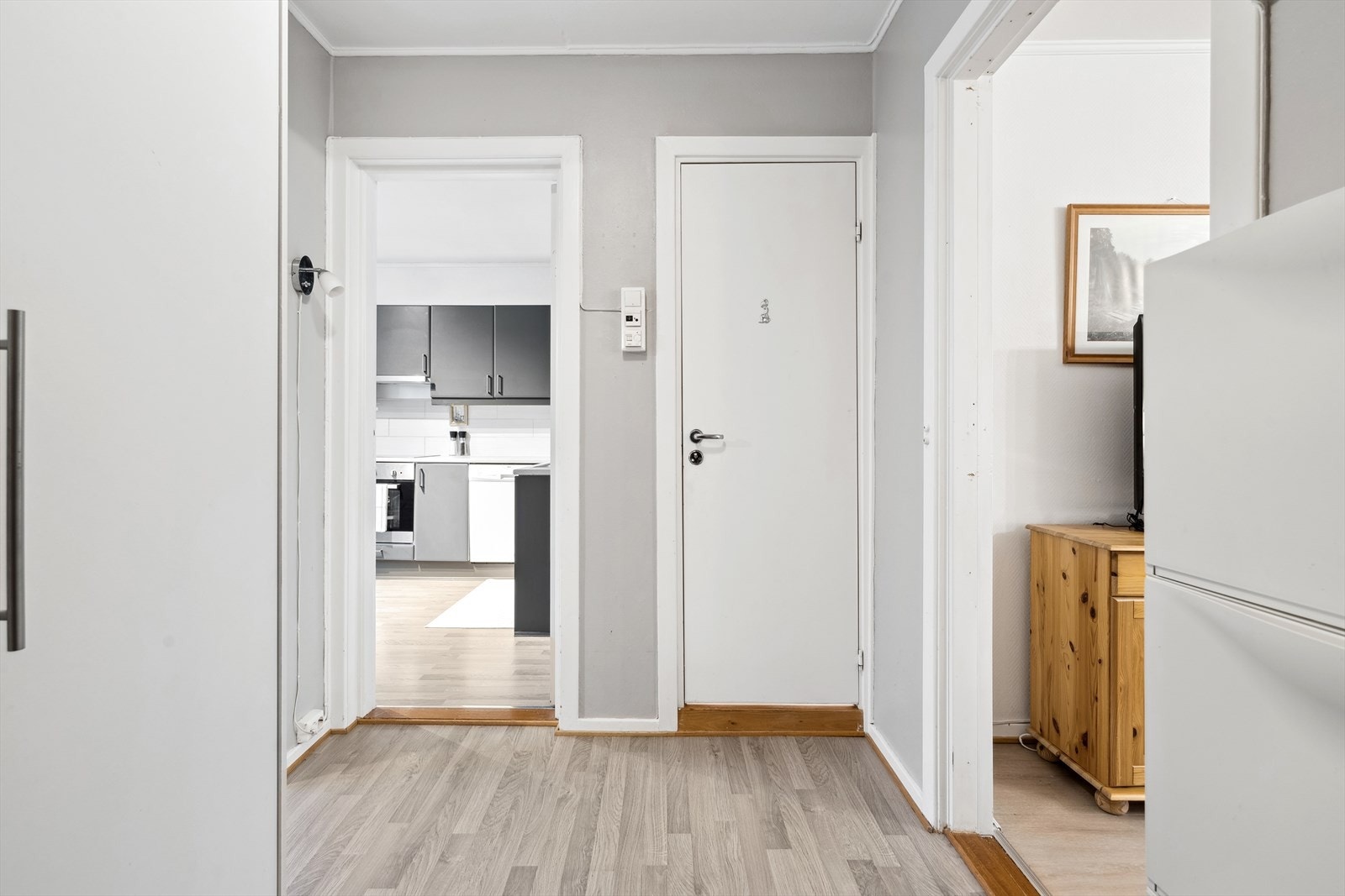 Velkommen inn! Du blir møtt ved en lys og hyggelig entré med plass til å henge fra seg yttertøyet. Galleribilde